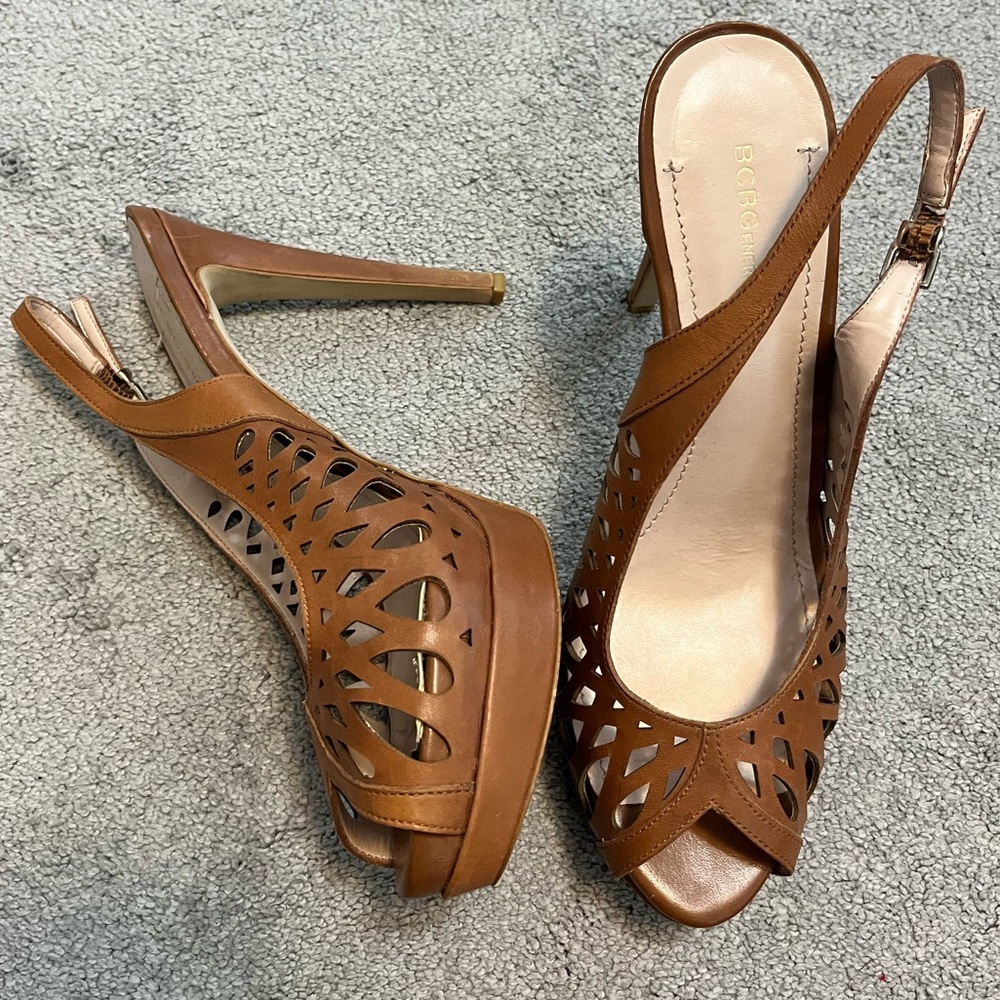 BCBG Saddle Leather Open Toe Platform Heel Duncan Size 9.5 Cutouts